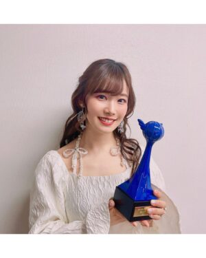 Hina Suguta Instagram - 第十七回声優アワードにて、
新人声優賞をいただきました。

発表されてから、たくさんの方々からお祝いの言葉が届きました。
どれも暖かく、こんなにもたくさんの方に祝っていただけるなんて幸せ者です。
みなさんの声をエネルギーに変えて、作品を通してお返ししていきたいと思います。

声優を目指して4年、デビューして5年、常にいろんな選択に迫られる日々でしたが、本当に諦めなくてよかったと心から思います。
だからこそ感謝の気持ちでいっぱいです。

私を一から芝居とはどういうものか教えてくださった先生、私の力を最大限に引き出してくれる共演者の皆様、スタッフの皆様、ずっと見守ってくれた家族、応援してくださるファンの皆様。
そして、私と出会ってくれたキャラクターたち。
ハルカは私の人生を変えてくれました。
透子ちゃんはいつも新しい景色を見せてくれます。
海夢ちゃんは私に夢を与えてくれたし、声優として成長させてくれました。
他にも私に出会ってくれたキャラクターたち一人ひとりは、いつも私を導いてくれます。

すべての皆様のおかげで私は声優という仕事ができます。

感謝してもしきれません。

本当にありがとうございます。

この気持ちを忘れず、キャラクターをキャラクターらしく輝かせられる声優になれるように頑張ります！

これからもよろしくお願いします！

本当にありがとうございます✨✨

#声優アワード