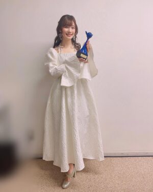 Hina Suguta Instagram - 第十七回声優アワードにて、
新人声優賞をいただきました。

発表されてから、たくさんの方々からお祝いの言葉が届きました。
どれも暖かく、こんなにもたくさんの方に祝っていただけるなんて幸せ者です。
みなさんの声をエネルギーに変えて、作品を通してお返ししていきたいと思います。

声優を目指して4年、デビューして5年、常にいろんな選択に迫られる日々でしたが、本当に諦めなくてよかったと心から思います。
だからこそ感謝の気持ちでいっぱいです。

私を一から芝居とはどういうものか教えてくださった先生、私の力を最大限に引き出してくれる共演者の皆様、スタッフの皆様、ずっと見守ってくれた家族、応援してくださるファンの皆様。
そして、私と出会ってくれたキャラクターたち。
ハルカは私の人生を変えてくれました。
透子ちゃんはいつも新しい景色を見せてくれます。
海夢ちゃんは私に夢を与えてくれたし、声優として成長させてくれました。
他にも私に出会ってくれたキャラクターたち一人ひとりは、いつも私を導いてくれます。

すべての皆様のおかげで私は声優という仕事ができます。

感謝してもしきれません。

本当にありがとうございます。

この気持ちを忘れず、キャラクターをキャラクターらしく輝かせられる声優になれるように頑張ります！

これからもよろしくお願いします！

本当にありがとうございます✨✨

#声優アワード