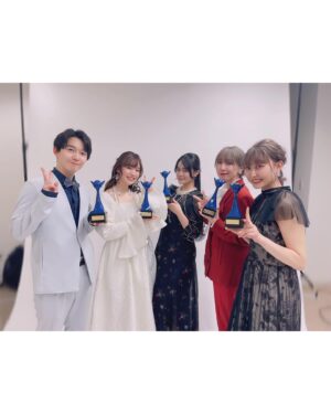 Hina Suguta Instagram - 第十七回声優アワードにて、
新人声優賞をいただきました。

発表されてから、たくさんの方々からお祝いの言葉が届きました。
どれも暖かく、こんなにもたくさんの方に祝っていただけるなんて幸せ者です。
みなさんの声をエネルギーに変えて、作品を通してお返ししていきたいと思います。

声優を目指して4年、デビューして5年、常にいろんな選択に迫られる日々でしたが、本当に諦めなくてよかったと心から思います。
だからこそ感謝の気持ちでいっぱいです。

私を一から芝居とはどういうものか教えてくださった先生、私の力を最大限に引き出してくれる共演者の皆様、スタッフの皆様、ずっと見守ってくれた家族、応援してくださるファンの皆様。
そして、私と出会ってくれたキャラクターたち。
ハルカは私の人生を変えてくれました。
透子ちゃんはいつも新しい景色を見せてくれます。
海夢ちゃんは私に夢を与えてくれたし、声優として成長させてくれました。
他にも私に出会ってくれたキャラクターたち一人ひとりは、いつも私を導いてくれます。

すべての皆様のおかげで私は声優という仕事ができます。

感謝してもしきれません。

本当にありがとうございます。

この気持ちを忘れず、キャラクターをキャラクターらしく輝かせられる声優になれるように頑張ります！

これからもよろしくお願いします！

本当にありがとうございます✨✨

#声優アワード