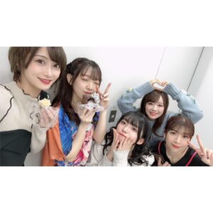 Hina Suguta Instagram - バンドリ11thライブ　DAY2 : Roselia×Morfonica「星空の夜想曲」にご来場いただいた皆様、配信でご覧いただいた皆様、心の中で応援してくださった皆様、ありがとうございました。
 初めてRoseliaさんとのツーマンライブ！ということで、モニカとしてとっても嬉しかったし、私的にもあの紗夜さんとご一緒できることに気合入りまくりでした。
しかも、蓋を開けてみればRoseliaさんとモニカが交互に演奏していったり、コラボ曲も多かったりと今までのツーマンライブとは全く違った演出となっていて、衝撃を受けました。
まさに２バンドで作り上げていくライブになるとわかってセトリ決めもいつも以上に白熱しました。

すでにやらないといけない新曲はコラボを含めて５曲。さらに新曲をやるのは厳しいとプロデューサーさんから言われましたが、「入れなきゃダメなんです。Roseliaさんファンの方にもモニカいいなって思ってもらうには、楽しんでもらうには、踏ん張らないといけないんです。」とお願いして叶ったのが「Nameless Story」です。

でも自分からお願いしておいてなんだけど、めっちゃ難しくてとにかく難しくて苦労しました…。年末年始はギター三昧になりましたが、そのおかげでいいライブができたとは思うので、結果オーライです。
2022年時点で私が弾けていた曲は「誓いのWingbeat」のみ。１カ月で新曲５曲はCantabileを思い出すなぁ。
１月は間違いなくバンドマンだった。週４回レッスンに通う日々。でも仕上がったのはライブ１週間前くらいでした。なんとか仕上がってよかったです。

今回の醍醐味といえば！コラボ！！！
オープニングから「BLACK SHOUT」で紗夜さんとソロを！「THE HISTORIC…」でも紗夜さんとソロコラボからのRoseliaと一緒に弾かせていただきました！
本当に緊張しましたしプレッシャーでした。紗夜さんのオクターブ下のソロを弾かせてもらいましたが、ソロは一音でもリズムがずれたり音がずれると台無しになってしまうので、それを先輩の曲で、しかも紗夜さんと弾くということで心臓バクバクでした。
工藤さんからはパフォーマンスについてすごく勉強になりました。おかげでソロ終わりのピースも生まれました。これからの自分達のライブでも取り入れていきたいことがたくさんありました。やっぱり工藤さんはリアル紗夜さんです。
相羽さんからも動きについてアドバイスをいただき、なんとかRoseliaさんと一体になれたと思います。
本当にありがとうございます。

そしてやっぱモニカなんだよな〜と。
「THE HISTORIC…」を終えたら、おゆちゃんが舞台袖にいて👍としてくれました。あまねちゃんが「Nameless Story」が始まる前にピースをしながら入ってきて固まっていた私からいい感じに力が抜けました。Ayasaさんとmikaさんは裏に戻ると透子ちゃんポーズで迎えてくれました。ちょっと泣きそうになったけど内緒です。

そんなメンバーとできたモニカ待望の新曲「誓いのWingbeat」。MVもあるのでいっぱい見てください。
モニカオリジナル曲で一番難しかった曲です。ジャンプやターンなどDaylight以降できるようになった動きをここぞとばかりに集約して入れたので、そこもポイントです。そんな今のメンバーの成長した姿も見どころですし、歌詞はモニカ人生がぎゅっと詰まった曲です。
MVにはモニカを見守ってくれてる方達もいるライブ映像があるのも好きです。エモいんです。本当にエモいです。そんな曲をついに皆さんに披露できて嬉しかったです。

今回はついに全編声出しもOK。これからもOK。ということでモニカの声出しライブを一緒に作っていってください。よろしくお願いします。
個人的にはMCで皆さんがどう声を出してくれるのか楽しみです。「モルフォニカー！」って呼んでくれるのかな？モニカコールはあるのかな？皆さんの声が大き過ぎてメンバーが戸惑っちゃうくらいを期待しています。

ということでたくさん振り返ってきました。Roseliaさんとツーマンできたのはモニカにとってとても学びも多い時間になりました。そしてモニカでまた一つ大きな山を乗り越えらたのでメンバーの絆もぐっと固くなりました。

次はブシロック、ツアー。あ、近いところで言えば明日！超次元音楽祭ですね。
新たなモニカの歴史を一緒に作っていきましょう！

１０人でお待ちしています。また会う日まで。

#バンドリ11thライブ #星空の夜想曲 #桐ヶ谷透子