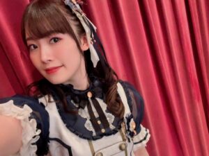 Hina Suguta Instagram - RAISE A SUILEN×Morfonica「Mythology Chapter 2」
ご来場いただいた皆様、ライブビューイングでご覧いただいた皆様、今回は見れなかったけど心の中で応援してくれていた皆様、
ありがとうございました。

富士急では毎回１年の集約というか、こんな姿になって帰ってきました、みたいな感覚。
デビュー戦から、リベンジ。そして今回は音で世界を作ってつなげていく。
単独ライブでは「言葉」と「音」なんだけど、その「音」を今回は持っていったって感じかな。
OPのAyasaさんちょーかっこよかったね！ベース＆ドラムもちょーかっこよかったね！！
ニヤニヤしちゃうの頑張って抑えたよ！

『どーしてもトーコレがやりたい私と、どーしてもふーすけを推したい私』
初披露の「One step at a a time」
一緒に手拍子してくれてありがとうね。楽しかったよ。
でも私は手拍子の前にどーーーーーーーーしてもトーコレがやりたくて！！！！！！！！
トーコレって公園だったし、外じゃん？初披露が富士急でしょ？やるしかないじゃん！って思って。
それで写真の案を出したんだけど、なかなかに難航して。結局現地に入らないと何も確認できなくて。
私の性格が意外にも事前にしっかり準備を固めたい派で、当日確認ってやつが一番苦手なんですよ。
現地リハでは「もうちょっとだけ楽しそうに…」なんて言われる始末で、トーコレをしたいのに、透子の願いを叶えたいのにできないかもって…提案しなければ、って思ってしまった瞬間もあったけど、なんとかスッタフの皆さんに支えてもらって、本当なんとかなったのかな。
でもライブ終わってTwitter見てたらみんなすごい喜んでもらえてたり、好きだっていってもらえて、本当にやってよかった、踏ん張ってよかったって思えたよ。
あと、どーしてもふーすけを推したい私ってのは、曲前の手拍子をみんなにやって！っていうのが本当はましろだったんだけど、トーコレで変わったのはふーすけだから。どうしてもふーすけにライトを当てたくて。
mikaさんとスタッフさんに頼んでふーすけにしてもらった！
モニカたちがいろんな経験をしてどんどん成長していくと、それに合わせて私たちも表現の幅が広がってできることが増えていくのはおもしろいね。

『自分のセリフにプレッシャーをかけられる日がくるとは…』
「flame of hope」です。まさかあんな演出になるとは。
ギソロにも慣れてきて、余裕が出てきたと思った瞬間のこの演出ですよ。絶対にミスれない…！！！！
「透子ちゃん！！！？？？いますぐ黙って！！！！！」と言いたくなりました。
Ayasaさんが私が弾いてる時にめっちゃ指板見てくるの！！！マジでルイ！！！！！私の渡した楽譜ちゃんとそのまま弾けているのかしら？と見定られている気がしましたわ！！！！！！
これからも透子ちゃんのルイに認めてもらう旅はまだまだ続きそうです。
 『お嬢様ライン』
今回は動きを変えた曲もちらほら。気付きやすいのだと「Never ever land」かな。
だが問題が…衣装がお嬢様なんですのよ！！！！最近流行ってるからか？足が開くのに限度があるしパンプスだから脱げないのか？という問題と常に戦わなきゃだったし、この衣装であの動き大丈夫か？と心配していました。
特に「unravel」と「Never ever land」は衣装が悲鳴を上げていたかもね。あの後半のカッコいいモニカゾーン楽しかったなぁ。
あの衣装マジでかわいかったよね。さすが透子ちゃん！
忘れそうになるけど、透子ちゃんも生粋のお嬢様なんでね。私もお嬢様を目指してお嬢様だけど動くときは動きますのよ〜って感じでこれからもお嬢様ラインと戦っていきますわ〜

『味噌煮込み』
RASさんとのアンコール。
「!NVADE SHOW!」ではRAYCHELLさんから直々に煽りパートを一緒にやらせていただけることになって…責任重大だ！！！となりながら必死に考えました。モニカ代表としてモニカらしさも残しつつRASさんのように煽りたいと思った結果「味噌で煮込んでほうとうにしちゃうぞ」になりました。
モニカではあんな煽りできないからめちゃくちゃ楽しかったなぁ。貴重な経験をさせてもらいました！ありがとうございます！
前回とは変わってれおちゃんや夏芽さんとも絡めて大満足です。
「Chapter ３」なんて夢はあるのかしら…

長くなっちゃった。まとめようと何日間か悩んだけど難しかった！
素敵なお花、素敵な差し入れ、素敵な応援メッセージ、素敵な感想、全部ありがとう。
いつも支えになっています。
これからもこのありがとうの気持ちをパフォーマンスで返していけるように、透子でいるために、頑張ります。
透子ちゃんは無理難題をたまにふっかけてくるけど、最後には私にいつも自信をくれる。いつまでたってもかなわないなぁ。
これだから透子を追いかけるのがやめられないんだわ！

また、私たちMorfonica10人に会いにきてください。
新たな夢の世界にお連れします。