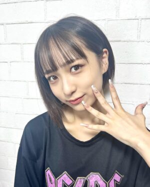 Hinata Sato Instagram - ・
・
2年振りに髪の毛バッサリ切りました！✂️👶🏻 
久しぶりのこの長さどーお？

髪を乾かす時間が格段に短くなったし、頭軽くなったよ🐰👍🏻

切った髪の毛で遊んでみた!!

tiktokのフォロワーさん90.0k突破🎉 
ありがとうございます🫶🏻
目指せ年内100.0k突破💪🏻

#前下がり #ボブ #美容院 #カット
#ロング から #ショート #毛玉 
#佐藤ひなた #ひな #06 #ひなdays