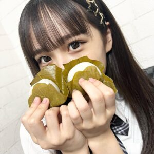 Hinata Sato Instagram - ・
・
今日は 子供の日 だね‎🎏

かしわ餅 !!

#星 つけてみた✩.*˚
#こどもの日 #端午の節句 #かしわ餅
#ゴールデンウィーク 
#佐藤ひなた #ひな #06 #ひなdays