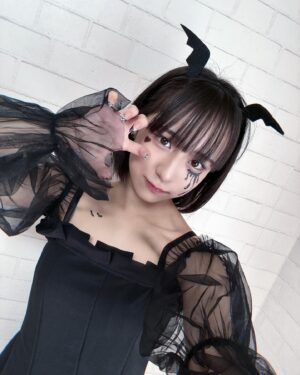 Hinata Sato Instagram - ・
・
HappyHalloween🦇🕸

今年のHalloweenは大人っぽく🖤

TikTokでは 猫メイド^ _ ̫ _ ^ ♡になったよ！
もう出てるからﾐﾃﾈ
（メイドは一昨年ぶり‼︎）
今日のTikTokはハロウィン投稿ラスト🎃ﾏｯﾃﾃﾈ

ちょー久しぶりにタトゥーシール使ったら楽しすぎた😖💗
鎖骨のコウモリは2日間付けてたよ😬ｺｯｿﾘ

🎃素敵なHalloweenになりますように👻

#HappyHalloween #Halloween 
#ハロウィン
#Cosplay #コスプレ 
#大人っぽい #猫 #メイド 
#タトゥーシール #コウモリ 
#佐藤ひなた #ひな #06 #ひなdays