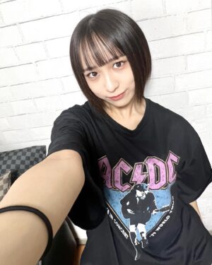 Hinata Sato Instagram - ・
・
2年振りに髪の毛バッサリ切りました！✂️👶🏻 
久しぶりのこの長さどーお？

髪を乾かす時間が格段に短くなったし、頭軽くなったよ🐰👍🏻

切った髪の毛で遊んでみた!!

tiktokのフォロワーさん90.0k突破🎉 
ありがとうございます🫶🏻
目指せ年内100.0k突破💪🏻

#前下がり #ボブ #美容院 #カット
#ロング から #ショート #毛玉 
#佐藤ひなた #ひな #06 #ひなdays