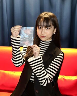 Hinata Sato Instagram - ・
・
先日､『ブルーを笑えるその日まで』の
関係者初号試写会に行ってきました(̳^_ ̫ _ ^ ̳)

この作品に関わること､そしてこの日を迎えられたことを
心から感謝しています。

あと久しぶりにみんなと会いました♡
みんな元気でよかったです！

かわいいポストカードをいただきました📮

サイン書きもさせて頂きました🐰

(ひなが写真のサイズ間違えてまるりんが切れてた…ごめんなさい🙇🏻)

#ブルーを笑えるその日まで #ブル笑 
#武田かりん さん #監督 
#新サイン #サイン #サイン書き
#佐藤ひなた #ひな #06 #ひなbiz