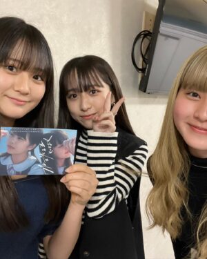 Hinata Sato Instagram - ・
・
先日､『ブルーを笑えるその日まで』の
関係者初号試写会に行ってきました(̳^_ ̫ _ ^ ̳)

この作品に関わること､そしてこの日を迎えられたことを
心から感謝しています。

あと久しぶりにみんなと会いました♡
みんな元気でよかったです！

かわいいポストカードをいただきました📮

サイン書きもさせて頂きました🐰

(ひなが写真のサイズ間違えてまるりんが切れてた…ごめんなさい🙇🏻)

#ブルーを笑えるその日まで #ブル笑 
#武田かりん さん #監督 
#新サイン #サイン #サイン書き
#佐藤ひなた #ひな #06 #ひなbiz