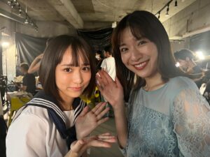 Hinata Sato Instagram - ・
・
『インターホンが鳴るとき』で
土村芳さん演じる結花の中学生と高校生時代を
やらせていただいています❕♡

芳さんはずっとかわいくて
休憩中優しく話しかけてくださって🥺
緊張してたけどほぐれちゃいました💓

実は2021年に放送されたドラマでも
共演させていただいてました😳💗
その時一緒のシーンは少しだったけど、
今回ご一緒できて嬉しかったです🐰

次回は『イン鳴る』 最終回💻
是非是非、ご覧ください✨

#PR 
#インターホンが鳴るとき 
#イン鳴る #インナル 
#土村芳 さん #結花 役
#ドラマ化 
#原作 #りお 先生 
#漫画 #瀬畑純 先生 
#dramaaddict 
#佐藤ひなた #ひな #06 #ひなbiz