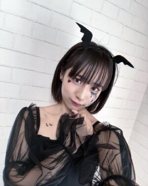 Hinata Sato Instagram - ・
・
HappyHalloween🦇🕸

今年のHalloweenは大人っぽく🖤

TikTokでは 猫メイド^ _ ̫ _ ^ ♡になったよ！
もう出てるからﾐﾃﾈ
（メイドは一昨年ぶり‼︎）
今日のTikTokはハロウィン投稿ラスト🎃ﾏｯﾃﾃﾈ

ちょー久しぶりにタトゥーシール使ったら楽しすぎた😖💗
鎖骨のコウモリは2日間付けてたよ😬ｺｯｿﾘ

🎃素敵なHalloweenになりますように👻

#HappyHalloween #Halloween 
#ハロウィン
#Cosplay #コスプレ 
#大人っぽい #猫 #メイド 
#タトゥーシール #コウモリ 
#佐藤ひなた #ひな #06 #ひなdays