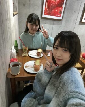 Hinata Sato Instagram - ・
・
最近仲良くなったくるみちゃんとりんご飴🍭🍎

並んでる間も話しまくってて超たのしかった！🐰

#CandyApple #りんご飴専門店 
#スターダストプロモーション #青沼くるみ ちゃん
#佐藤ひなた #ひな #06 #ひなdays
