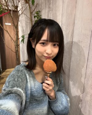 Hinata Sato Instagram - ・
・
最近仲良くなったくるみちゃんとりんご飴🍭🍎

並んでる間も話しまくってて超たのしかった！🐰

#CandyApple #りんご飴専門店 
#スターダストプロモーション #青沼くるみ ちゃん
#佐藤ひなた #ひな #06 #ひなdays