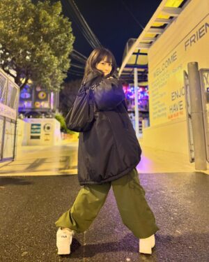 Hinata Sato Instagram - ・
・
時間忘れてめちゃくちゃ楽しんだ〜！✌🏻

このｽｳｪｯﾄ3月15日(金)発売のLIBERE REBEL✨

かっこよくて、色々合わせやすそうで
お気に入り✨

#PR #zozotown #限定アイテム 
@LIBERE_OFFICIAL さん
#libererebel #libere #リベーレ 
#初 #大慶園 ❤︎
#佐藤ひなた #ひな #06