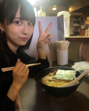Hinata Sato Instagram - ・
・
舞台挨拶の後に気になっていたお店へ🐉💨

人気でやっぱり並んでて💦
待ってる間寒かったけど最高すぎた🥺✨

絶対また食べたい！！！🍜

#らーめん龍 #東伏見 
#油そば #東京とんこつラーメン #餃子
#ブルーを笑えるその日まで  #吉祥寺
#佐藤ひなた #ひな #06 #ひなdays
