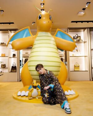 Hins Cheung Instagram - 好多謝大家尋日陪我玩 Pokémon Go玩到嚟到金鐘太古廣場 @fendi 😘 仲有得喺現場同大家慶功真係好開心 🫶🏻

你睇下, 舖頭入面呢度有隻好大隻嘅 #啟暴龍 吖 🥰好榮幸可以率先同 Tyson 仔 @tysonyoshi 以及各位賓客一齊欣賞 由 #Fendi 同 #FRGMT 以及 #Pokémon 聯乘嘅全新系列 💛 如果你都係Pokémon Fans嘅話, 記得帶佢哋返屋企喇 😍

#FendiFRGMTPokemon #FENDI @Fendi