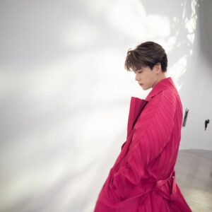 Hins Cheung Instagram - 三宅一生 巴黎之約

A huge thanks to @HOMMEPLISSE_ISSEYMIYAKE  for the invitation to the HOMME PLISSÉ #ISSEYMIYAKE AUTUMN/WINTER 2024 show at #ParisFashionWeek. Each pleat and fold of the #HOMMEPLISSÉ ISSEYMIYAKE collection showcased a seamless blend of comfort and elegance—a true testament to style and sophistication. #PFW2024

#HOMMEPLISSE_ISSEYMIYAKEHK #ISSEYMIYAKEHK #ISSEYONME

📸 @cow10_