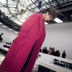 Hins Cheung Instagram - 三宅一生 巴黎之約

A huge thanks to @HOMMEPLISSE_ISSEYMIYAKE  for the invitation to the HOMME PLISSÉ #ISSEYMIYAKE AUTUMN/WINTER 2024 show at #ParisFashionWeek. Each pleat and fold of the #HOMMEPLISSÉ ISSEYMIYAKE collection showcased a seamless blend of comfort and elegance—a true testament to style and sophistication. #PFW2024

#HOMMEPLISSE_ISSEYMIYAKEHK #ISSEYMIYAKEHK #ISSEYONME

📸 @cow10_