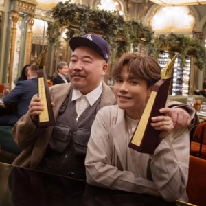 Hins Cheung Instagram - 一落機, 咩都唔駛講, 食咗呢餐先！😎

呢餐慶功, 本身應該喺倫敦, 但係又有咩比喺巴黎更浪漫？

多謝Y @concertyy , 舊年先至有呢一首至尊歌, 其實嗰晚喺叱咤講漏咗, 從 #隱形遊樂場 到 #青春告別式 都多得Y嘅語重心長同支持, 如果唔係佢一路督促我, 應該去到今年都未交歌 😬

#喂你又話有歌 #係咪想派歌㗎好交隻歌嚟 #又話自己寫唔好左諗右諗喇 #做喇 #又話做唱作人 #唔好走數喎你 #唔好淨係掛住攪其他嘢 😮‍💨

喺公司各位同事都唔知/唔敢催好唔催好追好唔追好嘅時候, 佢會咁樣提醒我、鞭策我呢個懶人...一個會咁樣提醒你、緊張你嘅人, 呢啲就係十幾年來嘅感情❤️

呢首歌, 呢個獎, 呢個moment, 最開心喺同你一齊分享 

我冇 #失約巴黎 🤣 #中午流流慶功成支紅酒懟曬係基本嘢 😌