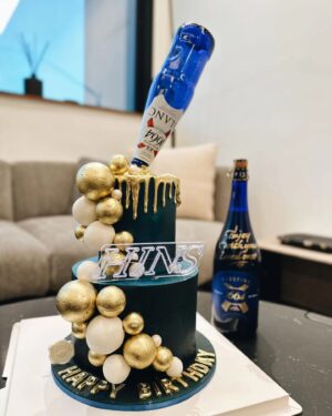 Hins Cheung Instagram - 一口氣吹43支生日蠟燭, 原來都幾辛苦, 因為啲蠟燭基本吹唔熄🤣

充滿愛嘅一個生日, 多謝呢幾日送上祝福嘅各位至愛親朋、家人仲有各位愛錫我嘅朋友❤️ 雖然呢兩日忙到得兩三個鐘頭瞓, 可以話係最忙嘅一個生日, 不過相信所有成果都會值得！ 多謝我身邊所有一齊戰鬥嘅戰友同家人❤️ 大家2024都一定會好好㗎！😘

#個蛋糕聽講係想做部勞斯萊斯 #點解變咗部MiniCooper 🤣
多謝 Monique, Jo姐嘅心意😘