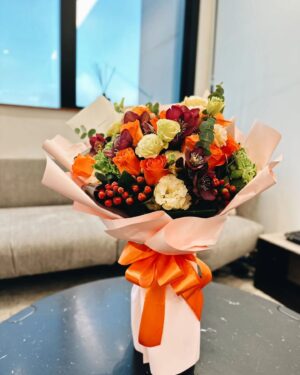 Hins Cheung Instagram - 一口氣吹43支生日蠟燭, 原來都幾辛苦, 因為啲蠟燭基本吹唔熄🤣

充滿愛嘅一個生日, 多謝呢幾日送上祝福嘅各位至愛親朋、家人仲有各位愛錫我嘅朋友❤️ 雖然呢兩日忙到得兩三個鐘頭瞓, 可以話係最忙嘅一個生日, 不過相信所有成果都會值得！ 多謝我身邊所有一齊戰鬥嘅戰友同家人❤️ 大家2024都一定會好好㗎！😘

#個蛋糕聽講係想做部勞斯萊斯 #點解變咗部MiniCooper 🤣
多謝 Monique, Jo姐嘅心意😘