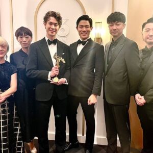Hio Miyazawa Instagram - Asian Film Awards にエゴイストのチームで出席し、助演男優賞を受賞させて頂きました！
このような素晴らしい賞を受賞出来たことを本当に嬉しく思っています。この賞は僕一人で取れたものではなく、エゴイストを愛し、応援してくれている皆様、エゴイストチームの皆様、そして何より僕たちを引っ張って行ってくれた亮平さんの存在あってのものです。
感謝の気持ちでいっぱいです。

エゴイストの更なる飛躍を願っています。

#egoist #エゴイスト