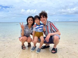 Hio Miyazawa Instagram - 沖縄の海と青柳家🌺
健彦も大きくなりました！

#ちむどんどん
