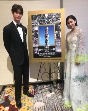 Hio Miyazawa Instagram - 日本アカデミー賞新人俳優賞を受賞しました！夢のような時間でした。

今まで携わってくれた全ての方に感謝の気持ちでいっぱいです。
これからも応援よろしくお願いします！

吉田監督から素敵なお花を頂きました💐