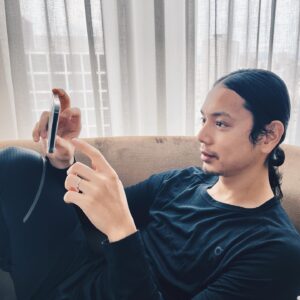 Hiro Mizushima Instagram - 気づかず長女に撮られてた1枚🤳🏻
娘達が赤ちゃんだった頃の写真をみながら過ごしてたとき
時間は戻らないからね‥
ツイートした大門とみるくの写真に衝撃を受けて以来
娘達の写真を見返す時間が増えた気がする
それにしても‥
13年位前とはいえ、ぶっとんだドラマだったよね笑
大門が最後にバズーカ砲で追いかけてくる普通の人間を吹っ飛ばしたシーン
とんでもない流れで今でも思い出すと笑っちゃう