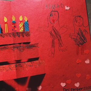 Hiro Mizushima Instagram - おととい
妻の誕生日を家族で祝った🎂
長女はママをどうしても感動させたかったみたいで
2週間前からサプライズのアイデアをたくさん出してくれてたんだよね
それらをぎゅっとまとめて形にするのが俺の役目🙋🏻‍♂️
準備が大変だったけど‥
目標達成👨‍👧‍👧✨
感涙するママを見てもらい泣きする長女を見たら目頭が熱くなっちゃったおじさん💁🏻‍♂️
次女は怪獣🦖
#家族 #最高
