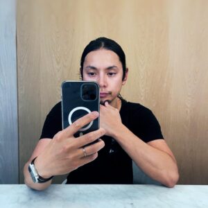 Hiro Mizushima Instagram - みんな誕生日メッセージありがと
顔見たいってお願いが多かったから頑張って撮ってみた
目線がわからんかった

おじさんすっかりJason Momoaよりも髪長くなったよ

そろそろスマホかえたい

水嶋ヒロ