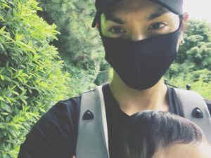 Hiro Mizushima Instagram - マスク
逆さまに着用してたこと
今日知った
尖った方が鼻だったとは‥
尖った方が顎だと信じてたこの数ヶ月‥
#次女と散歩 #マスク #おばか