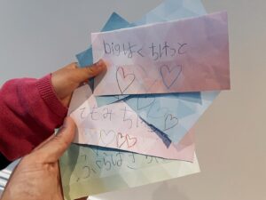 Hiro Mizushima Instagram - 父の日
6歳になったばかりの長女からもらった絵とチケット
一生の宝物だから
ここにも記録しときたい🙇🏻‍♂️
写真のとおり
「ふくらはぎ」なんていつ覚えたんだろう？
って気になったから
当日はふくらはぎチケットを発動させてみた
1日にどれか1枚しか使えないらしい‥

🧒🏻「チケットありがとうございます。それではクエスチョンです」
🙋🏻‍♂️「うん？」
🧒🏻「ふくらはきってなんだとおもいますか？」
💁🏻‍♂️「ふくらはき、じゃなくてふくらはぎだよ」
🧒🏻「ふくらはぎ‥って‥なんのことだかわかりませんか？」
💁🏻‍♂️「（指差して）足のココ」
🧒🏻「へぇあしのココ‥」
🤷🏻‍♂️「え？知らなかったの？笑」
🧒🏻「じゃあわかった。ココはふくらはぎというあしのおなまえにしておいてくださいね」
🤷🏻‍♂️「？？　はい、わかりました笑」
🧒🏻「はい‥じゃあ、これでおしまいです‥」
🤷🏻‍♂️「え？」
🧒🏻 「‥」
🤷🏻‍♂️「え？」
🧒🏻「え？」
🙍🏻‍♂️「えー！揉んでくれないの？」

‥揉まれなかった

たしかにこのチケット
揉むとは書かれてない‥
#fathersday #父の日 #カタコト娘 #長女 #マッサージ券だけじゃない #でも嬉しい