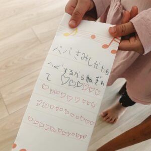 Hiro Mizushima Instagram - ぎゅ て うれし☺︎
#娘 #daughter #手紙 #ハグ #hug #love #family #blog #やられました