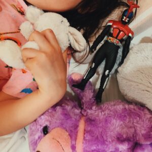 Hiro Mizushima Instagram - パパといっしょにねんねしてる気分になれるらしい☺︎
#daughter #長女 #love #仮面ライダーパパ #nightnight #kamenriderdady
Yup.. she knows now🧒🏻