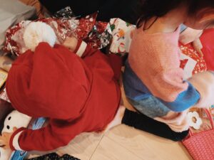 Hiro Mizushima Instagram - It’s the best time of the year☺︎
🎄Merry Christmas y’all🎄
#holynight #Xmassanta #sisters