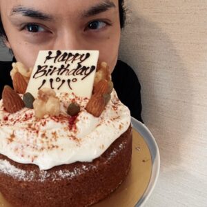 Hiro Mizushima Instagram - 2枚目に載せた写真は長女が撮影した
まったく俺らしくないから
載せないつもりだった‥が

🧒🏻「パパこれお写真のやつ（インスタ）に載せてください」
👨🏻「ん‥ケーキだけの写真じゃダメ？💦」
🧒🏻「ダメです」
👨🏻「でもさ、なんかパパきもちわるくない？」
🧒🏻「なんでそんなこと言うの💢このパパの目がいいの！やってください」
👨🏻「えー」
🧒🏻「えーじゃない😠」
👨🏻「‥はーい」
🧒🏻「お約束よ」
👨🏻「はい‥」

ってことで‥
37にもなってこんな写真をアップするのはかなり抵抗あるんだけど
せめて2枚目にして表に出ないようにした
これでも怒られるかな😳
もうすぐ6歳になる長女
いろいろ言うようになってきた👨‍👧

#誕生日 #birthday #carrotcake #April13th