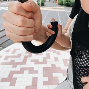 Hiro Mizushima Instagram - 雨の日に散歩すると
必ず一緒に傘を持ってくれる次女
助かるよ
ありがと☺︎
#次女とさんぽ #抱っこ紐 #前向き