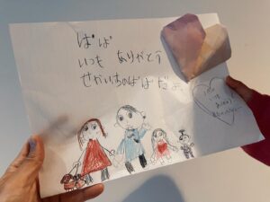 Hiro Mizushima Instagram - 父の日
6歳になったばかりの長女からもらった絵とチケット
一生の宝物だから
ここにも記録しときたい🙇🏻‍♂️
写真のとおり
「ふくらはぎ」なんていつ覚えたんだろう？
って気になったから
当日はふくらはぎチケットを発動させてみた
1日にどれか1枚しか使えないらしい‥

🧒🏻「チケットありがとうございます。それではクエスチョンです」
🙋🏻‍♂️「うん？」
🧒🏻「ふくらはきってなんだとおもいますか？」
💁🏻‍♂️「ふくらはき、じゃなくてふくらはぎだよ」
🧒🏻「ふくらはぎ‥って‥なんのことだかわかりませんか？」
💁🏻‍♂️「（指差して）足のココ」
🧒🏻「へぇあしのココ‥」
🤷🏻‍♂️「え？知らなかったの？笑」
🧒🏻「じゃあわかった。ココはふくらはぎというあしのおなまえにしておいてくださいね」
🤷🏻‍♂️「？？　はい、わかりました笑」
🧒🏻「はい‥じゃあ、これでおしまいです‥」
🤷🏻‍♂️「え？」
🧒🏻 「‥」
🤷🏻‍♂️「え？」
🧒🏻「え？」
🙍🏻‍♂️「えー！揉んでくれないの？」

‥揉まれなかった

たしかにこのチケット
揉むとは書かれてない‥
#fathersday #父の日 #カタコト娘 #長女 #マッサージ券だけじゃない #でも嬉しい