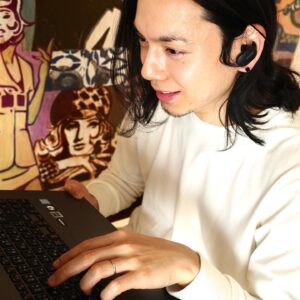 Hiro Mizushima Instagram - 調整可能なノイズキャンセリング機能で
リモートワークの没入感も一層高まる
快適なフィット感で
ストレス無く打ち込める
いいよ〜 @bose

#BOSE
#BoseEarbuds 
#FeelItAll
#BoseAmbassador