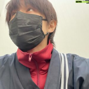 Hirofumi Araki Instagram - 先日、ヒプステラを観てきました。

【井出卓也さん】が連れて行ってくれてたから実質二度目の観劇でしょうか。
ありがとう、【井出君】🍀

一緒に行けたら良かったのだけれど、タイミングが合わずで残念だったので、アクスタを手にした【イデタク】に癒されました。

俺も、今後こういった時のために【T–iD】のアクスタを持っておこうかと思いました。

公演は新しいヒプステが始まったのだと感じる内容と、出演者の若さと勢い、熱さに未来が楽しみになりながら、内臓に響く音と、DDBの音と共存している生き様に、懐かしさと興奮がありました🎤

皆さんにお会いしたかったのですが、全日程無事に公演出来ることが僕の願いでもあるので、稽古期間中の僕は私欲をグッと抑えて帰宅。
みんなに会いたかった思いとみんなから頂いた感動をエネルギーにして、今日も稽古を頑張ります。

今度は【たっくん】と一緒に行けたらいいな。

#井出卓也の呼び方に迷っています