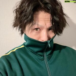 Hirofumi Araki Instagram - 日付変わった。
本日幕が上がる。
劇場で通すと、また新しい情報がたくさん感じられて、情報整理に頭がすぐにオーバーヒートを起こす。
計算して整理して、馴染ませながら、予測を立てて…。
まだまだ初日までに出来る事がたくさんある。
ギリギリまでもがく、千秋楽まで足掻く。