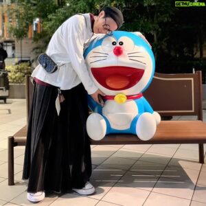 Hirofumi Araki Instagram - 先日、出先でドラえもんがいたので、無駄に絡んでみた🟦😸