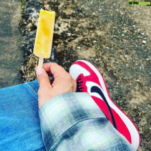 Hirofumi Araki Instagram - 母親の実家に行った時、叔母の帰りを待っていたら隣の家のおばちゃんがアイスとお茶くれた。
相変わらずのご近所付き合い🍀
本当、たくさんの人に見守られて育ってきた🌸
頑張ろう。

#丹波市