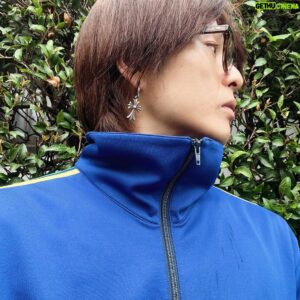 Hirofumi Araki Instagram - 暑いんですけどね。
痛いのは後引くのでね。
年中着るんですね。

#長袖
#ジャージ
#3tkhmyluckkey
#サンクスマイラッキー