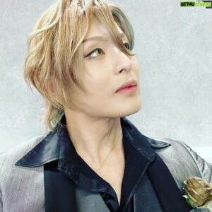 Hirofumi Araki Instagram - 明るさ煌びやかさ華やかさ
自分とは真反対な役からは人生を教わっているように思う🥂🌹