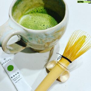 Hirofumi Araki Instagram - 誕生日の朝、焼き物体験をさせて頂いた時に作った茶碗風マグカップをおろし、友人からのプレゼントで頂いた抹茶と茶筅でお茶をたててからイベント会場へ。
泡が大きい。
久しぶりにやると上手く出来なかった🍵

#赤膚焼
#赤膚山元窯