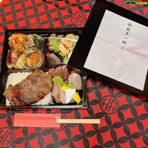 Hirofumi Araki Instagram - アフタートークで話した船越さんからのお弁当の差し入れ🍱
とても贅沢な時間が昼夜の間🍀

#明治座
#赤ひげ
#船越英一郎
#お弁当