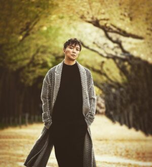 Hiroki Narimiya Instagram - Calendar Shooting
金色の世界、秋の黄葉の最も美しい日本の季節。

Photo @sasaguchi_photo 
Hair & make-up @gongonchan816 

#銀杏黄葉 
#銀杏並木 
#撮影 
#秋冬コーデ 
#giorgioarmani