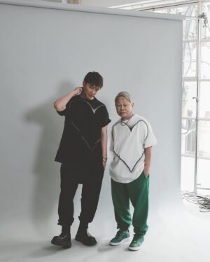 Hiroki Narimiya Instagram - 今、とてもLOVEというテーマが大切なのではないかとセレクトショップMIDWESTオーナーの大澤氏と久しぶりにお茶をした時に話になった。

大澤氏は、47年ファッションの先端を走り続けているセレクトショップMIDWESTのオーナー。国内、海外全てのBuying も手掛け、世界のファッションを見続けている僕の古くからの尊敬する先輩。
そんな人生の大先輩とLOVEをテーマに何か作ってみようかとその場で話になり今回、世代を超えた2人のコラボレーションが実現することになりました。

周りの人に対する優しさや、大切な人を思う気持ち、そして今は特に願う事ですが、世界の平和を願う気持ち、そして自分を愛する事。

色々な願いや愛の形がありますが、LOVEというテーマをファッションというステージではなく、力を抜いてかっこつけずに自然に表現しようと、これからの季節に合わせてTシャツのプロダクトを選びました。

地、首周り、肩周りは直接布の断面が肌に当たらないように共地で包むタコバインダー仕上げ。今の気分は少しビックシルエットかなと思いサイズ感は少し大きめ

ハートのシェイプは京都のフリーハンドクラフトペインター川井 修氏に、一つ一つエアブラシで仕上げてもらいました。ですので、少しづつ違いはありますが、ハートの形にこだわって今回のデザインにしておりますので、大きく変わることはございません。

今回はオンライン限定、数量限定で発売決定。

素材: Cotton 100％（厚手）
原産国: 日本
Free…着丈79cm, 身幅63cm, 肩幅57cm, 袖丈22cm

Collaboration with @midwest_official 
@masaruosawa 
Camera @nokusd 

#ビッグtシャツ 
#ユニセックス 
#tshirt 
#love