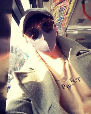 Hiroki Narimiya Instagram - It's nice to take the bus once in a while:)
バス移動で知らない街の景色を見るの好きだな、、、:) 

#bus #ほのぼの #景色を楽しむ#吉祥寺#不審者コーデ