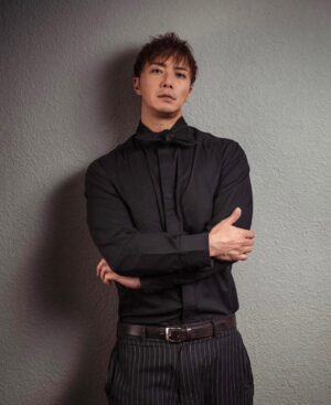 Hiroki Narimiya Instagram - HN PRODUCT からDress Shirt の受注オーダースタートしました。カラーは、White, Black,Army greenの3色。SからXXLまでオーダーできます。
素材はコットン95% スパンデックス5%
少しストレッチが効いている素材。

そしてHNPの定番のアイテム、TシャツSUNGLASSなど、最大50%SALEもスタートしました。
在庫がある分だけなので、気になっている方は是非どうぞお早めに:)

#mensfashion #unisexfashion #aw #shirt #hnproduct #メンズファッション #レディースファッション #シャツコーデ #シャツコーデメンズ